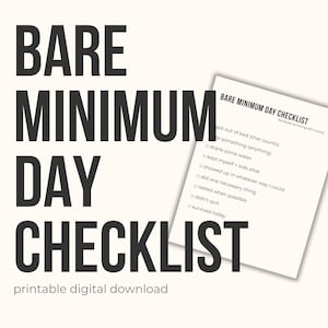 Puede incluir: Una descarga digital con el texto "BARE MINIMUM DAY CHECKLIST" en negrita negra. Se ve una lista de verificación con elementos como "drank some water" y "survived today". La frase "printable digital download" está en la parte inferior de la imagen.