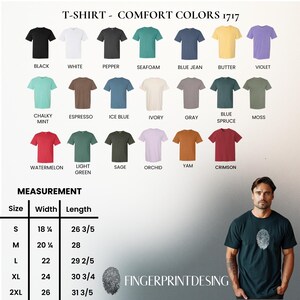 K&ouml;nnte beinhalten: Eine Comfort Colors 1717 T-Shirt-Farbkarte mit einundzwanzig einfarbigen Optionen, darunter Schwarz, Wei&szlig;, Pfeffer, Meerschaum, Blue Jean, Butter, Violett, Chalky Mint, Espresso, Eisblau, Elfenbein, Grau, Blaufichte, Moos, Wassermelone, Hellgr&uuml;n, Salbei, Orchidee, Yamswurzel und Karmesinrot. Eine Ma&szlig;tabelle listet die Gr&ouml;&szlig;en S bis 2XL in Zoll auf. Ein dunkelgr&uuml;nes T-Shirt mit einem wei&szlig;en Fingerabdruck-Grafikdruck ist abgebildet.