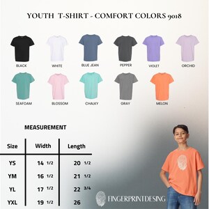 K&ouml;nnte beinhalten: Eine Comfort Colors 9018 Jugend-T-Shirt-Farbkarte mit den Farben Schwarz, Wei&szlig;, Blue Jean, Pepper, Violett, Orchidee, Seafoam, Blossom, Chalky, Grau und Melon. Eine Gr&ouml;&szlig;entabelle zeigt Breiten und L&auml;ngen in cm f&uuml;r die Gr&ouml;&szlig;en YS, YM, YL und YXL.