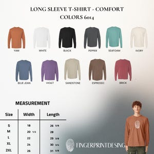 K&ouml;nnte beinhalten: Eine Farbkarte f&uuml;r Langarm-T-Shirts mit dem Titel LONG SLEEVE T-SHIRT - COMFORT COLORS 6014. Sie zeigt elf Farben: yam, white, black, pepper, seafoam, ivory, blue jean, violet, sandstone, espresso und brick. Eine Gr&ouml;&szlig;entabelle listet Breiten und L&auml;ngen in Zoll f&uuml;r die Gr&ouml;&szlig;en S bis 2XL auf. Eine Person tr&auml;gt ein yam-farbenes Langarm-T-Shirt mit einem wei&szlig;en Fingerabdruck-Motiv und dem Text FINGERPRINTDESING.