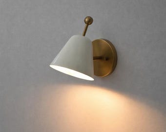 Kinkiet ścienny z mosiądzu w stylu Mid Century Modern – regulowana lampka nocna | Lampa łazienkowa Cone | Oświetlenie ścienne w stylu vintage