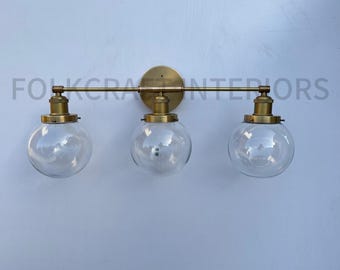 Aplique de pared de 3 luces con forma de globo de cristal – Lámpara de tocador de baño moderna de mediados de siglo / Iluminación de tocador industrial de latón / Aplique de pared con espejo