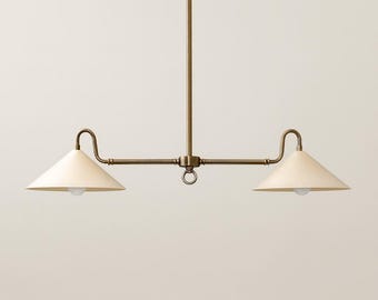 Mosiężny żyrandol liniowy – lampa sufitowa nad stołem kuchennym w stylu mid-century