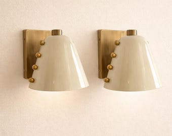 Aplique de pared cónico de esmalte color marfil, aplique de pared con remaches de latón, lámpara de mesilla de noche de estilo moderno de mediados de siglo, aplique de baño.
