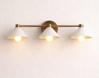 3 helle Messing Waschtisch Wandleuchte - Mid Century moderne Badezimmer Leuchte | Massive Messing Cone Shade Wandleuchte