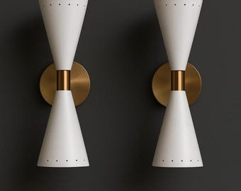Para kinkietów ściennych z podwójnym stożkiem w stylu mid-century | Kinkiet Diabolo w kolorze mosiężnym i białym | Nowoczesna lampa akcentowa