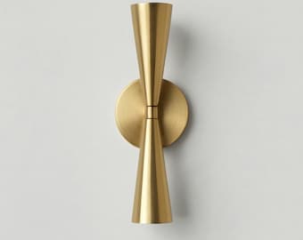 Kinkiet mosiężny w stylu Mid Century Modern – dwustożkowy, z oświetleniem góra-dół do łazienki i przy łóżku