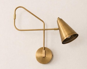 Kinkiet ścienny z mosiężnym ramieniem w stylu Mid Century Modern – regulowana lampka nocna