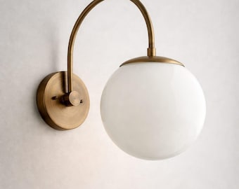 Applique murale moderne Mid-Century en laiton - Globe en verre opale - Lampe de chevet en laiton massif - Luminaire pour meuble-lavabo