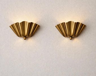 Kinkiet ścienny z połowy XX wieku z mosiądzu w kształcie półkwiatka | Luksusowe oświetlenie ścienne do sypialni i toaletki | Minimalistyczna lampa ścienna do wnętrz