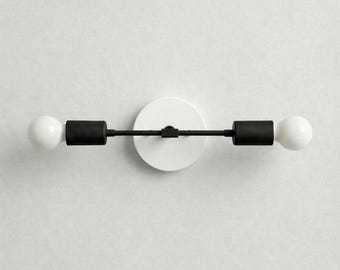 Kinkiet mosiężny – podwójna lampa łazienkowa | Oświetlenie łazienkowe w stylu mid-century modern | Para lampek nocnych