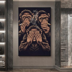 Könnte beinhalten: Gerahmter Wandkunstdruck mit drei Schimpansen in einer stilisierten Illustration. Ein Schimpanse bedeckt seine Augen, ein anderer seinen Mund und der dritte seine Ohren. Jeder Schimpanse raucht eine Zigarette. Das Kunstwerk hat einen dunklen Hintergrund.