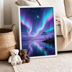 Könnte beinhalten: Ein gerahmter Kunstdruck zeigt ein lebendiges Nordlicht über einem ruhigen See. Das Kunstwerk zeigt einen Nachthimmel mit wirbelnden türkisfarbenen und violetten Lichtern, einem Halbmond und einem einzelnen Baum, der sich im Wasser spiegelt.