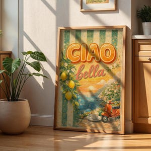 Op de afbeelding: Een ingelijste vintage print met de woorden "CIAO bella" in oranje en roze. Het kunstwerk toont een Italiaanse kustscène met een rode scooter, citroenen en een kopje koffie. De achtergrond toont een zonsondergang boven de zee.