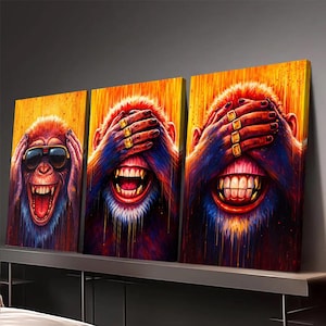 Könnte beinhalten: Triptychon mit farbenfrohen Affenporträts. Ein Affe trägt eine Sonnenbrille, ein anderer bedeckt seine Augen und der dritte seinen Mund. Jeder Affe hat ein breites, zahnreiches Grinsen. Das Kunstwerk verwendet lebendige Farben und einen strukturierten, malerischen Stil.