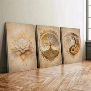 Op de afbeelding: Drie canvas prints met spirituele en natuurlijke thema's. De eerste toont een lotusbloem, de tweede een levensboom en de derde een yin-yang symbool met een boom. Het kunstwerk gebruikt beige en bruine tinten.
