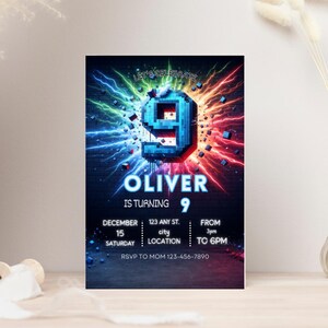 Puede incluir: Una invitación de cumpleaños con un diseño vibrante. La invitación presenta el número 9 en azul pixelado, con el nombre "OLIVER" debajo. El texto "LET'S CELEBRATE" está en la parte superior. Detalles adicionales incluyen la fecha, hora e información RSVP.
