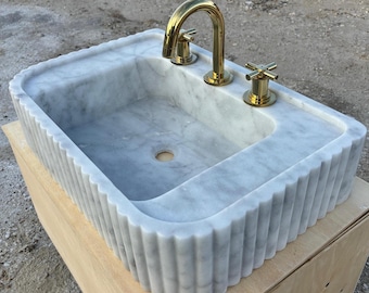 Handgesneden badkamerwastafel van Carrara-marmer, luxe witte stenen wastafel met geribbeld oppervlak.
