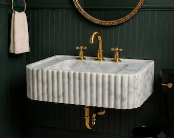 Handgesneden badkamerwastafel van Carrara-marmer, luxe witte stenen aan de muur gemonteerde wastafel met geribbeld oppervlak.