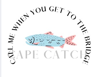 Può includere: Illustrazione di un pesce azzurro con pinne rosa e un motivo a pois. Il testo "CALL ME WHEN YOU GET TO THE BRIDGE" è disposto ad arco sopra il pesce, con "CAPE CATCH" sotto, il tutto in un carattere giocoso.