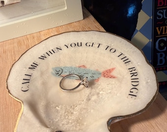 Plato decorativo de concha de vieira de Cape Cod: "Llámame cuando llegues al puente" con revestimiento de resina.