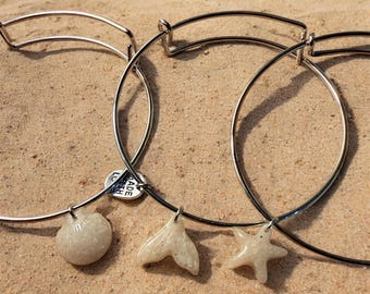Pulsera rígida con dije de concha de vieira triturada: Cola de ballena, estrella de mar, joyería costera