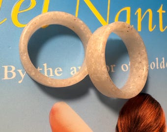 Anillo de concha de vieira local triturada de Cape Cod, disponible en todos los tamaños.