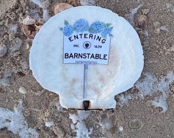 Letrero de entrada a la ciudad con hortensia azul en vieira local (personalizado). Puede incluir soporte, gancho de adorno o solo concha, con o sin cuerda.