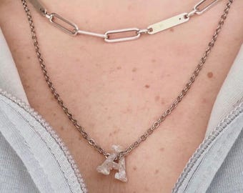 Collar con inicial de concha de vieira, joyería costera de Cape Cod