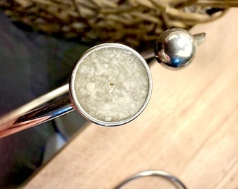 Pulsera de bolas de resina con concha de vieira local triturada de Cape Cod