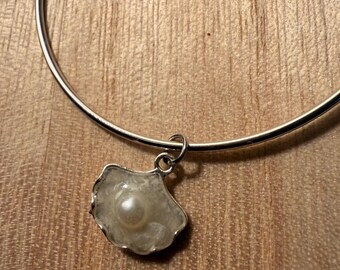Brazalete deslizante de plata con concha de vieira local de Cape Cod triturada y resina