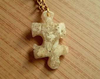 Collar con colgante de pieza de rompecabezas de aceptación del autismo, concha de vieira y arena de Cape Cod, capturadas localmente.