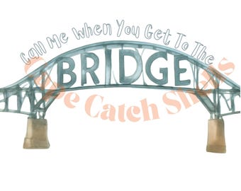 Può includere: Illustrazione ad acquerello di un ponte con la parola "BRIDGE" a lettere grandi. Il testo "call me when you get to the" è ad arco sopra il ponte. Il ponte è grigio-blu con supporti beige.