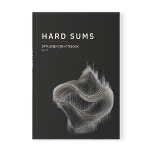 Op de afbeelding: Een zwart notitieboek met de tekst HARD SUMS, DATA SCIENCES NOTEBOOK en No. 13 in wit en oranje. De kaft bevat een centrale abstracte afbeelding bestaande uit talloze kleine witte en grijze stippen die een wervelende, golfachtige vorm vormen.