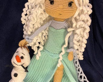Muñeca de crochet de pelo blanco con muñeco de nieve: un amigurumi invernal único, un regalo acogedor hecho a mano.