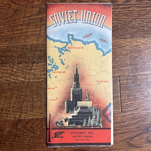 Op de afbeelding: Vintage Intourist-kaart van de Sovjet-Unie. De kaart toont een gedetailleerde illustratie van de Sovjet-Unie met steden als Moskou en Leningrad. De kaart is van Intourist, Inc., gevestigd in New York City.