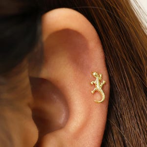 Pendiente de lagarto dorado delicado, pequeño pendiente de piercing de gecko, pendiente de cartílago de animal, hélice, concha, joyería minimalista de reptil, regalo para ella.