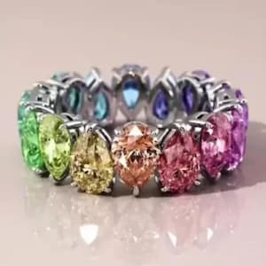 Peut inclure: Une bague éternité argentée ornée d'une rangée continue de pierres précieuses taille poire dans un spectre arc-en-ciel vibrant. Les pierres sont montées sur griffes, affichant des teintes vertes, jaunes, orange, roses, violettes et bleues.