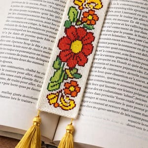 Marque-page au point de croix avec fleurs rouges, orange et jaunes, petites feuilles vertes et motif floral. Motif de point de croix — 100 × 30 points, 10 couleurs DMC.
Téléchargement numérique instantané : 4 PDF + 1 fichier OXS (compatible Cross Stitch Saga).