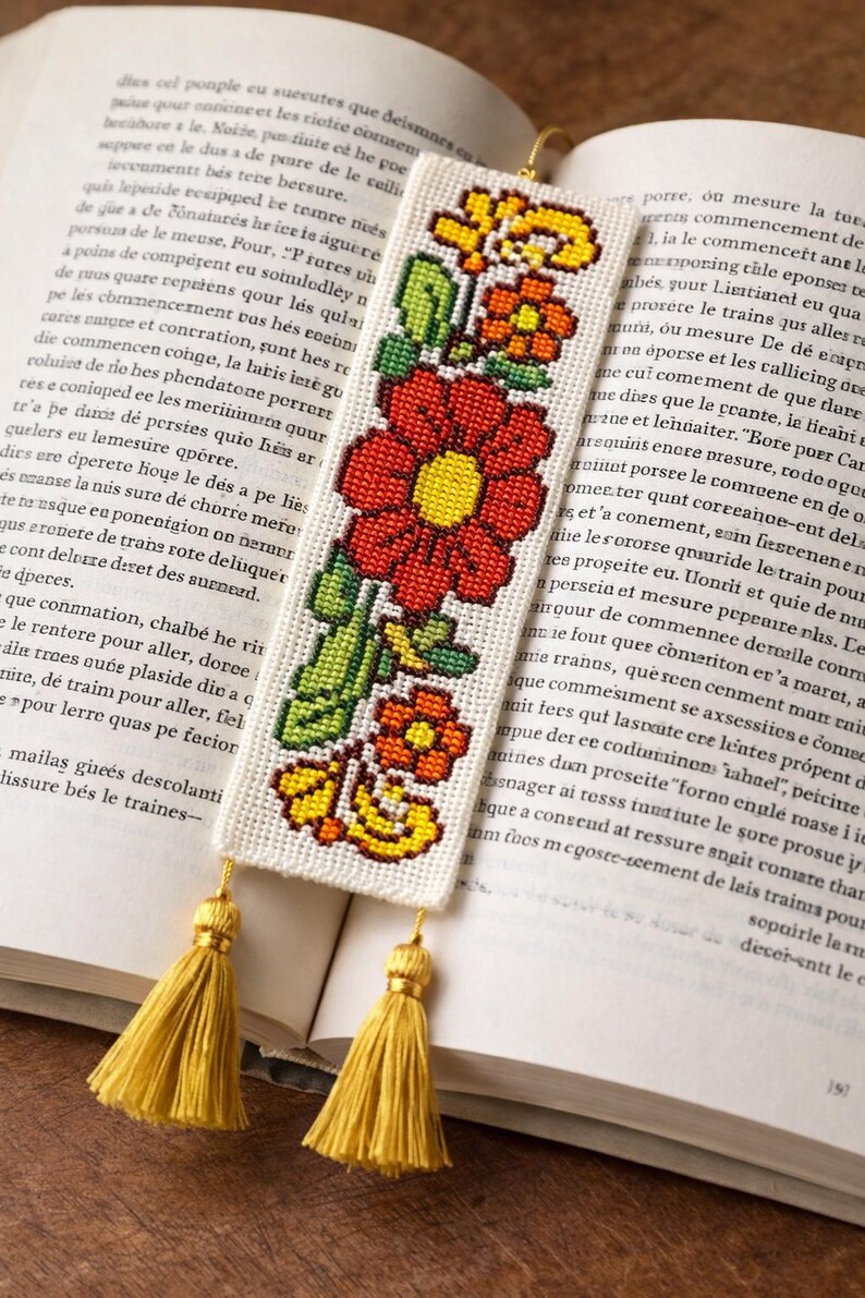 Marque-page au point de croix avec fleurs rouges, orange et jaunes, petites feuilles vertes et motif floral. Motif de point de croix — 100 × 30 points, 10 couleurs DMC.
Téléchargement numérique instantané : 4 PDF + 1 fichier OXS (compatible Cross Stitch Saga).
