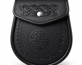 Op de afbeelding: Zwarte leren sporran met Keltische knoopwerk en een decoratief embleem. De sporran heeft een klepsluiting met een zilverkleurige knoop. De randen zijn gestikt met een decoratief patroon.