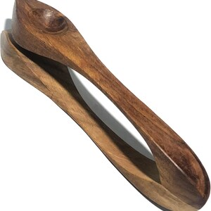 Op de afbeelding: Een houten salade serveerset. De set bevat twee delen, elk met een lange, gebogen handgreep en een lepelvormige kop. Het hout heeft een warme, bruine tint met zichtbare nerf.