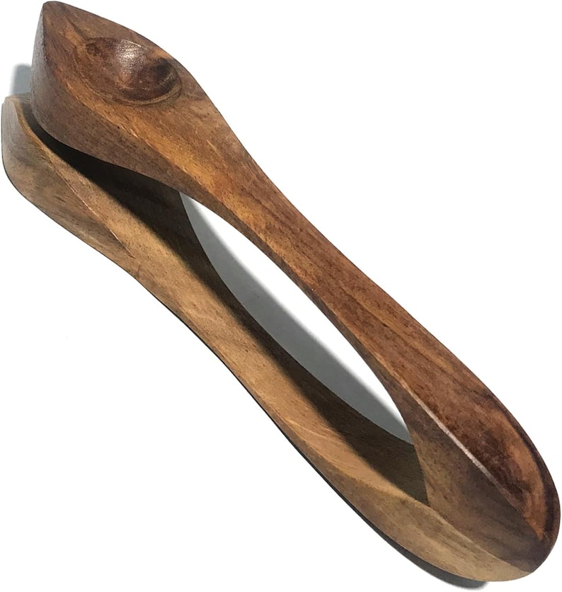Op de afbeelding: Een houten salade serveerset. De set bevat twee delen, elk met een lange, gebogen handgreep en een lepelvormige kop. Het hout heeft een warme, bruine tint met zichtbare nerf.