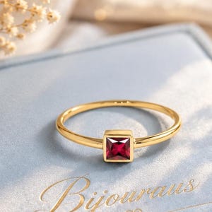 Anillo de compromiso de oro de 14 quilates con rubí talla princesa, anillo solitario de rubí engastado en bisel, piedra natal de julio de estilo vintage.