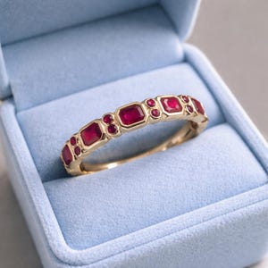 Alliance en rubis taille princesse, pierre de naissance en juillet, demi-anneau de promesse de fiançailles éternité serti clos