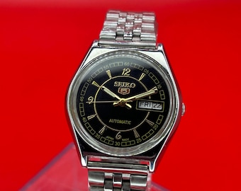 Automatisch gerestaureerd vintage Seiko 5 zwarte indrukwekkende wijzerplaat Japans herenpolshorloge.