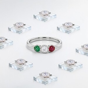 Ring med tre stenar smaragd, diamant och rubin, infattning i sterlingsilver med bezel