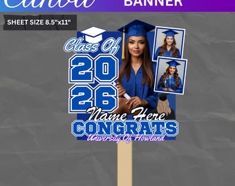 Op de afbeelding: Een afstudeerbanner op een stokje met de tekst Class Of 2026, Name Here, CONGRATS en University Of Howland. Het ontwerp bevat een blauw icoon van een afstudeerhoed en twee foto's van een afgestudeerde in een blauwe toga. Velformaat 21,59 cm x 27,94 cm.