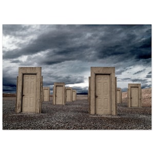 Può includere: Fotografia artistica con una serie di porte beige in un paesaggio desolato sotto un cielo drammatico e nuvoloso. Le porte sono distanziate in modo uniforme, creando una composizione surreale.