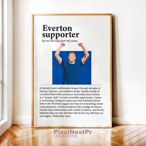 Könnte beinhalten: Gerahmter Druck mit dem Text "Everton supporter" und einer Definition. Das Bild zeigt eine Grafik einer Person in einem blauen Hemd mit erhobenen Armen. Der Druck ist in einem Holzrahmen.